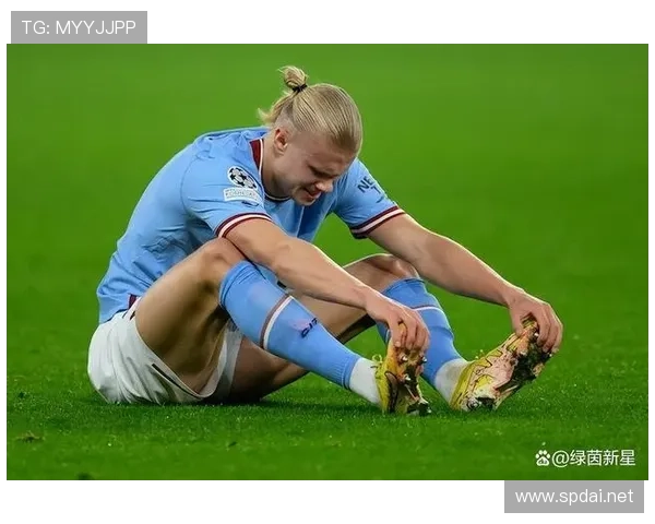 阿尔瓦雷斯穿得比我衣柜还高级，不知道是打球还是走秀