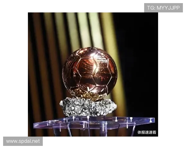 登贝莱居然在家穿得比出场还花哨，球场外这速度感觉是模特身份？